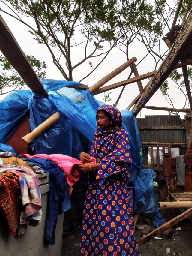 Seorang wanita terlihat di dalam rumahnya yang rusak setelah topan Bulbul menghantam daerah di Khulna, Bangladesh. Foto:  REUTERS / Kazi Fazle Rabb