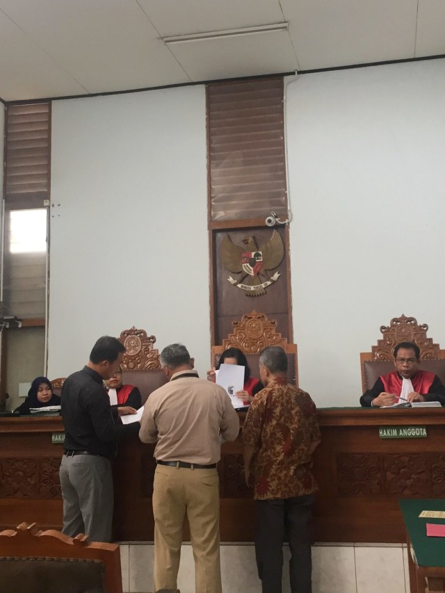 Sidang gugatan wali murid ke SMA Gonzaga masuk tahap mediasi di Pengadilan Negeri Jakara Selatan, Senin (11/11). Foto:  Darin Atiandina/kumparan 