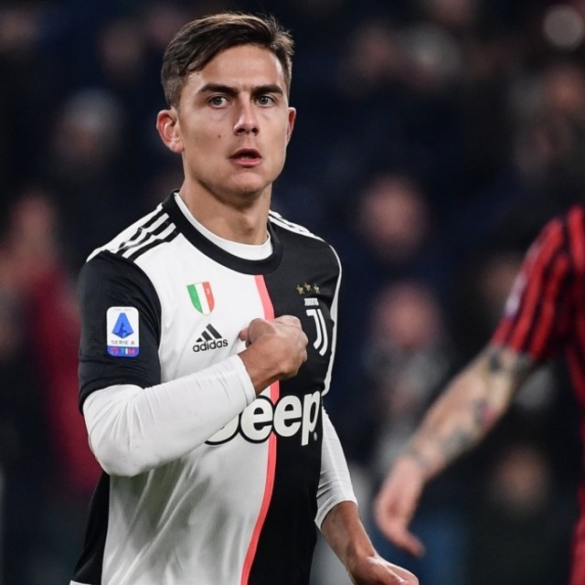 Paulo Dybala merayakan gol, Alessio Romagnoli meratapinya. Foto: AFP/Marco Bertorello