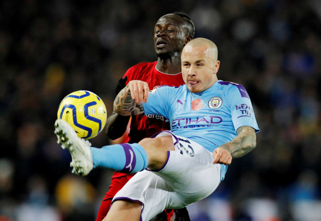 Angelino (kanan) berebut bola dengan Sadio Mane. Foto: REUTERS/Phil Noble