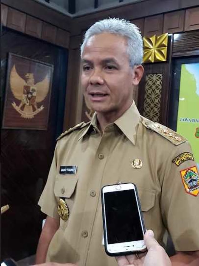 Gubernur Jawa Tengah Ganjar Pranowo di kantornya. Foto: Afiati Tsalisati/kumparan