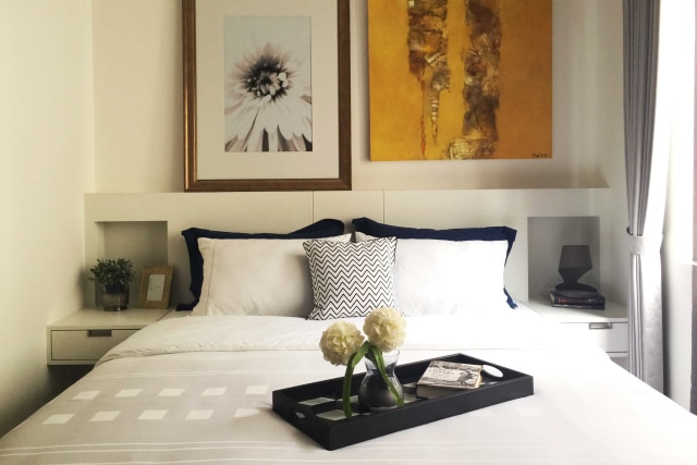 Kamar tidur untuk tamu, Graha Natura Blok AA di Surabaya karya KOMA, via arsitag.com