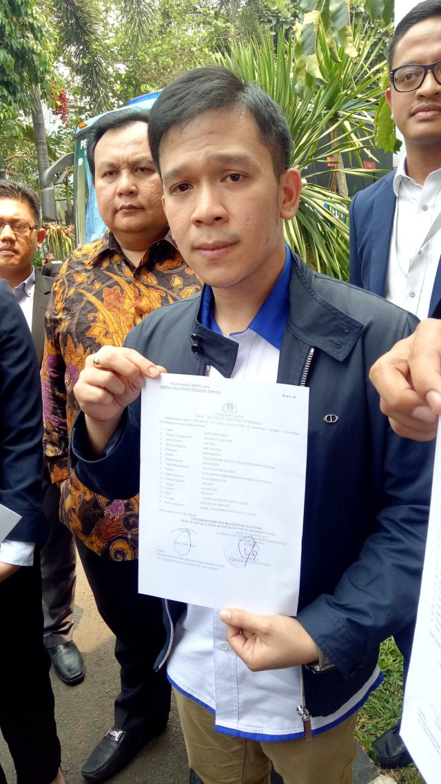 Jordi Onsu menunjukkan surat tanda bukti lapor di Polda Metro Jaya. Foto: Aria Pradana/kumparan