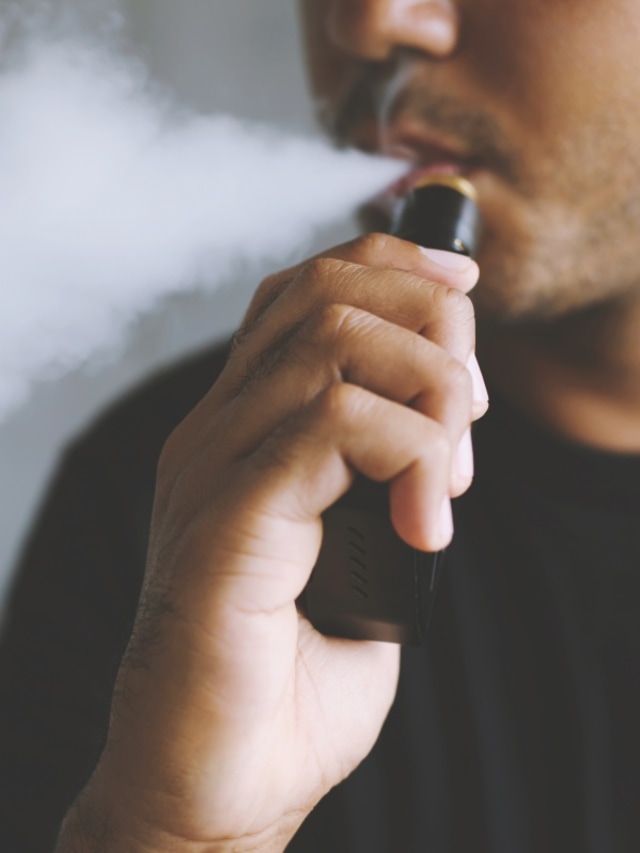 ilustrasi ayah merokok dengan vape Foto: Shutterstock