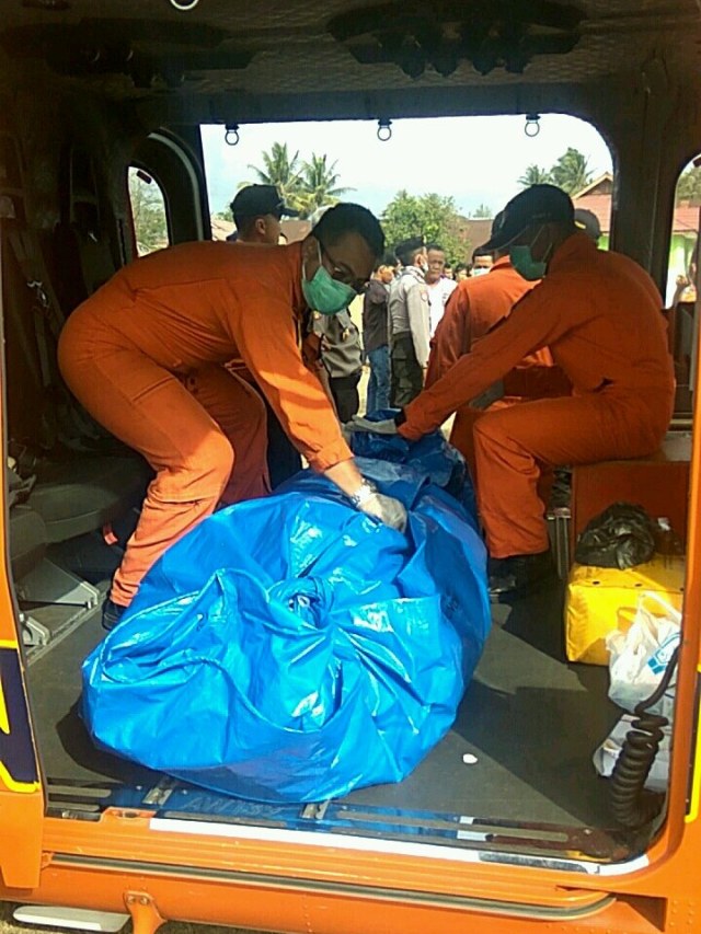 Basarnas evakuasi mayat yang diduga WN China yang hilang di perairan Banten.  Foto: Dok. Basarnas 