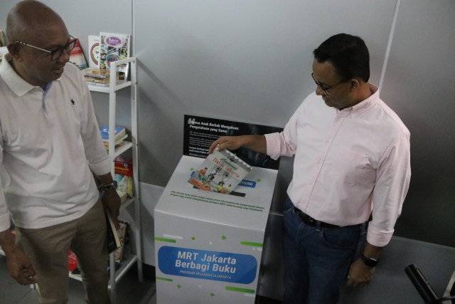 Gubernur Anies Baswedan di Pojok Baca. Dok: Diskominfotik Pemprov DKI Jakarta