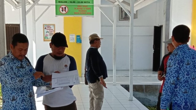 Tim penilai Adipura sedang memeriksa instalasi pembuangan air limbah Rumah Sakit Umum Daerah Kabupaten Poso, Sulawesi Tengah, Senin (11/11). Foto: Edy/PaluPoso