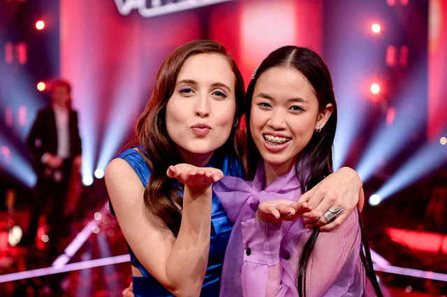 Claudia Emmanuela Santoso (kanan) bersama mentornya di ajang The Voice of Germany, Alice Merton. (vip.de)