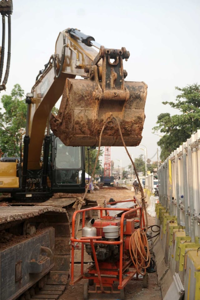 Alat berat di pengerjaan pondasi tiang pancang proyek pembanguan simpang tak sebidang (STS) Flyover Lenteng Agung-IISIP di Jakarta. Foto: Iqbal Firdaus/kumparan