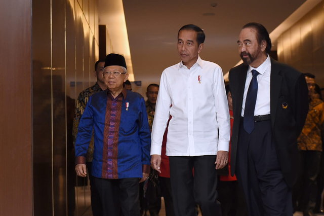 Presiden Jokowi (tengah) didampingi Wakil Presiden Ma'ruf Amin dan Ketua Umum Partai NasDem Surya Paloh di acara HUT ke-8 NasDem. Foto: Muchlis Jr - Biro Pers Sekretariat Presiden