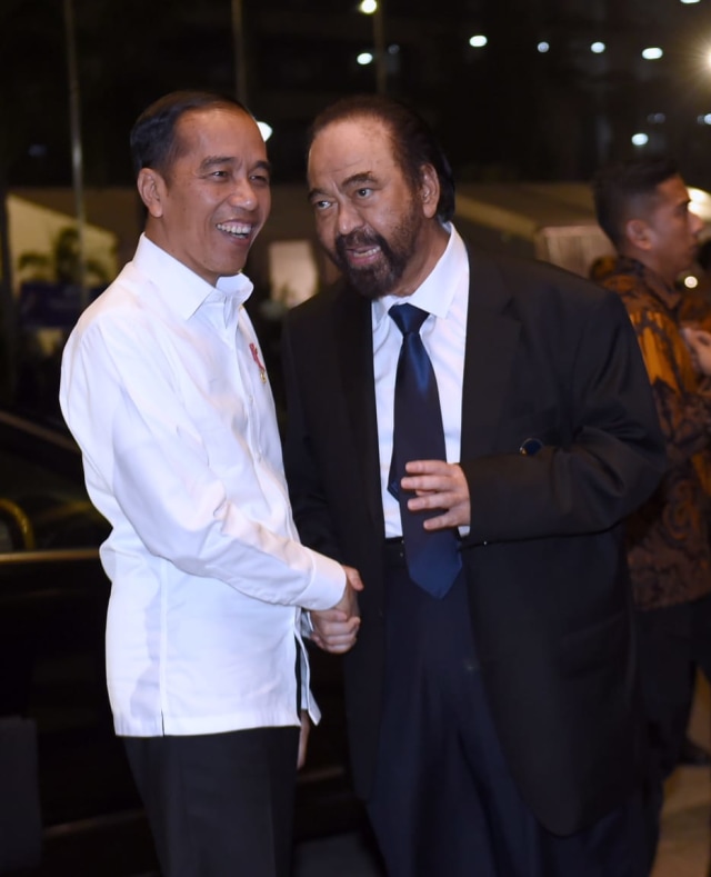 Presiden Jokowi bersalaman dengan Ketua Umum Partai NasDem Surya Paloh di acara HUT ke-8 NasDem di JIEXPO Kemayoran, Senin (11/11). Foto: Muchlis Jr - Biro Pers Sekretariat Presiden