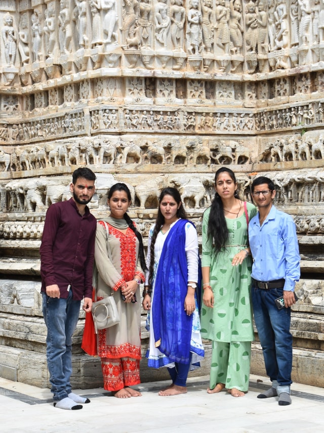 Ilustrasi muda-mudi India berpose di sebuah kuil. Foto: Khiththati/acehkini