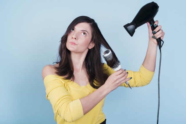 Ilustrasi pakai hair dryer bikin rambut rusak. Foto: dok. Unsplash