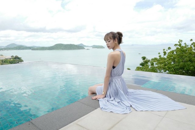 Birunya kolam renang seolah berpadu manis dengan busana yang dikenakan Lisa kala liburan di Phuket. Foto: Instagram @lalalalisa_m