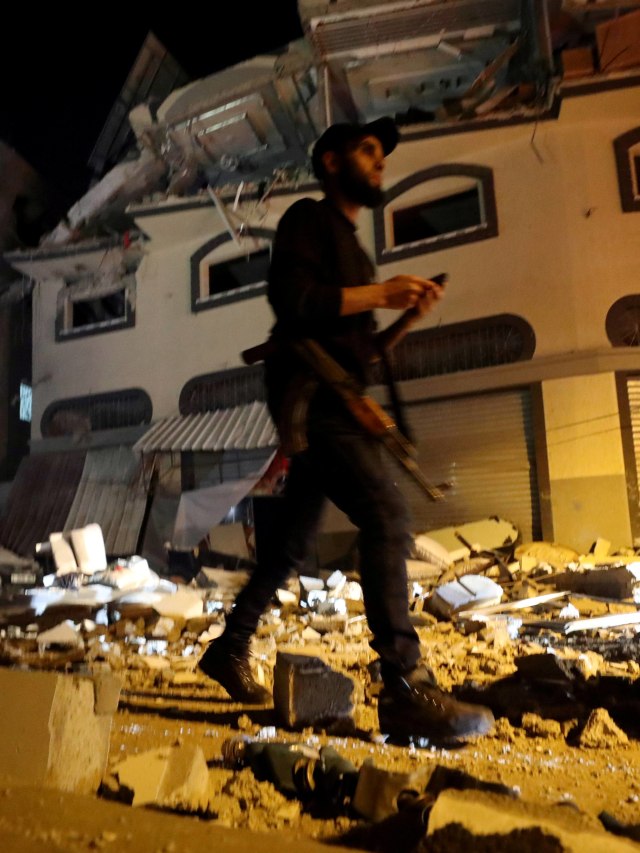 Kondisi rumah komandan Jihad Islam Palestina Baha Abu Al-Atta setelah terkena serangan Israel. Foto: REUTERS/Mohammed Salem