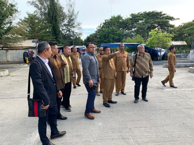 Aminullah (menunjuk) bersama para investor Malaysia meninjau lokasi pembangunan. Foto: Humas Banda Aceh