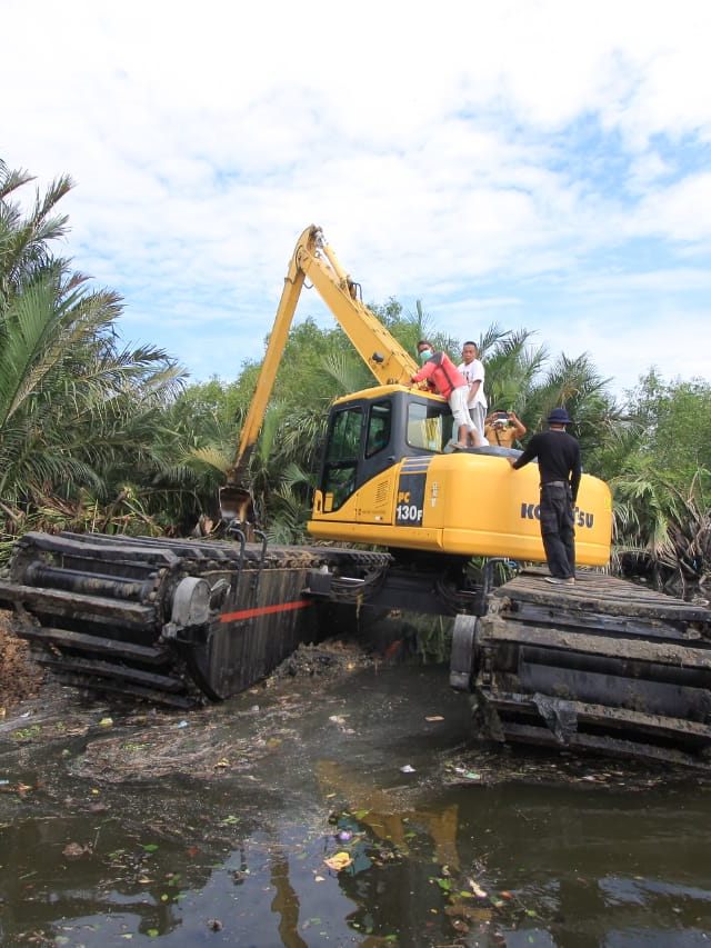 Alat berat amphibi Pemko Medan digunakan untuk mencari bangkai babi di Danau Siombak. Foto: Rahmat Utomo/kumparan
