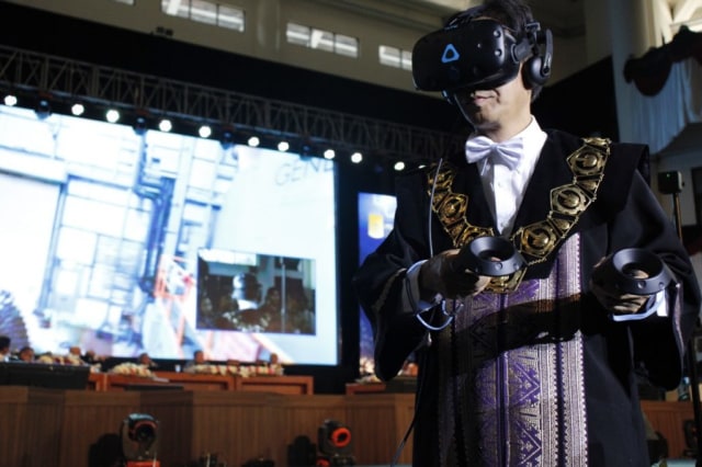 Rektor ITS Prof Dr Ir Mochamad Ashari MEng ketika mencoba salah satu fitur dari Laboratorium Virtual Reality usai di-launching di Graha Sepuluh Nopember ITS. Dok. ITS
