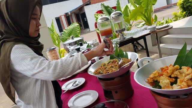 Pengunjung menikmati sajian makan siang di Grand Mahkota Hotel Pontianak. Foto: Daddy Cavalero
