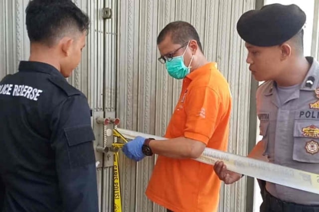 Anggota Polres Majalengka saat memberikan garis Polisi di TKP penembakan.  Foto: ANTARA/Ho Humas Polres Majalengka