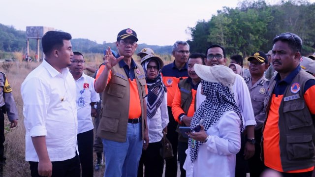 Kepala BNPB tinjau bekas tambang emas ilegal di Bukit Mindawa, Kabupaten Dharmasraya, Sumatera Barat. Foto: Dok. BNPB