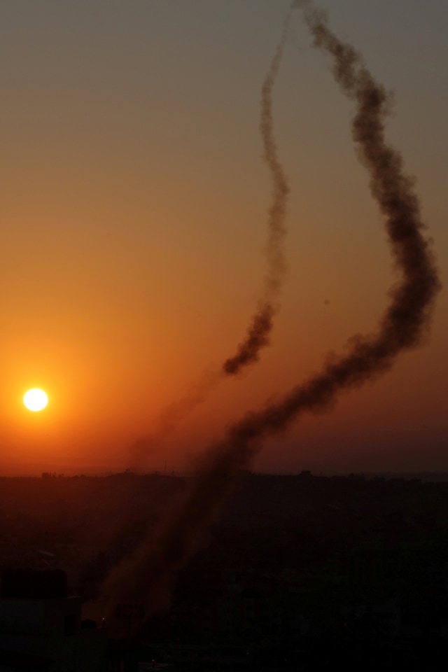 Pelayat membawa tubuh komandan lapangan Jihad Islam Palestina Baha Abu Al-Atta saat akan dimakaman di Kota Gaza, Selasa (12/11). Foto: REUTERS/Mohammed Salem