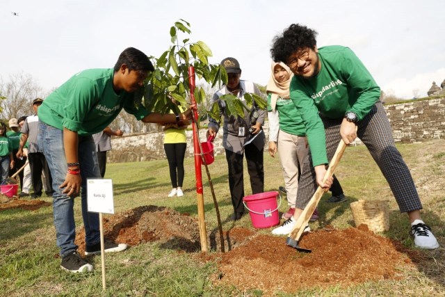 Mahasiswa dan Kunto Aji saat berpartisipasi dalam kegiatan Candi Darling di Situs Ratu Boko. Foto: Aria Pradana/kumparan