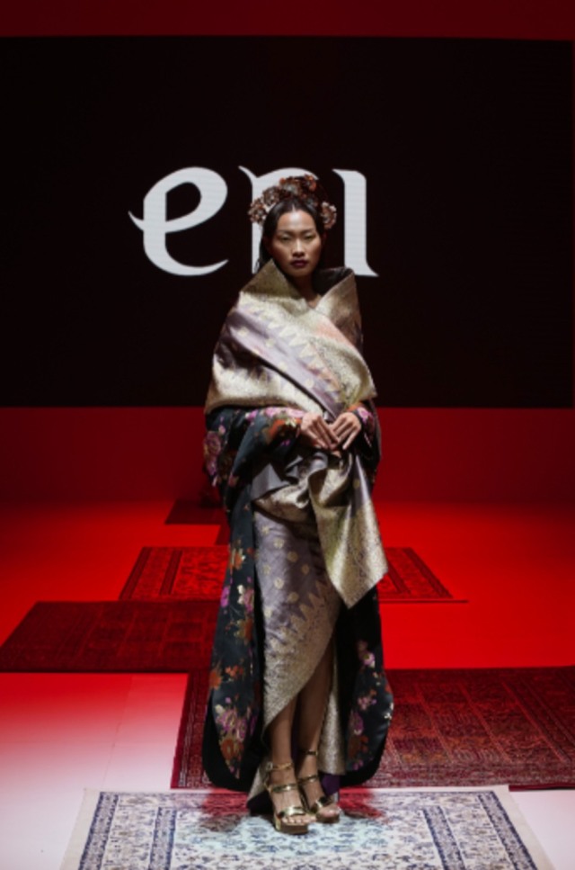 Salah satu busana yang diperagakan menggunakan songket Palembang di Trend Show 2020 Foto: Dok: Studio One