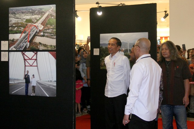 Presiden Joko Widodo meninjau Pameran Foto "Membangun Indonesia" di Mall Neo Soho, Jakarta, Selasa (12/11/2019). Foto: Nugroho Sejati/kumparan
