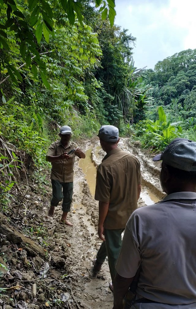 Tim Balai Konservasi Sumber Daya Alam (BKSDA) Aceh menelusuri keberadaan harimau di kawasan hutan Desa Lubuk Pusaka, Aceh Utara. Foto: Dok. BKSDA Aceh