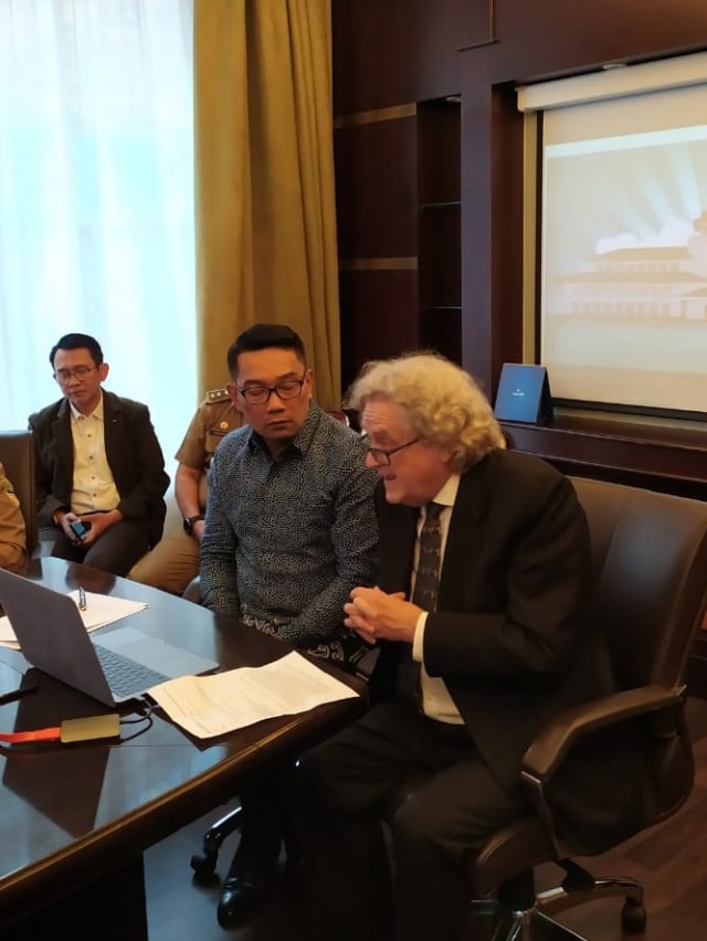Ridwan Kamil bersama Direktur British Counsil Paul Smith saat konferensi pers di Bank Jawa Barat, Kuningan, Jakarta Selatan, Selasa (12/11). Foto: Darin Atiandina/kumparan
