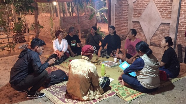 Upacara peribadatan di Bantul, yang dihentikan warga. Foto: Arfiansyah Panji Purnandaru/kumparan