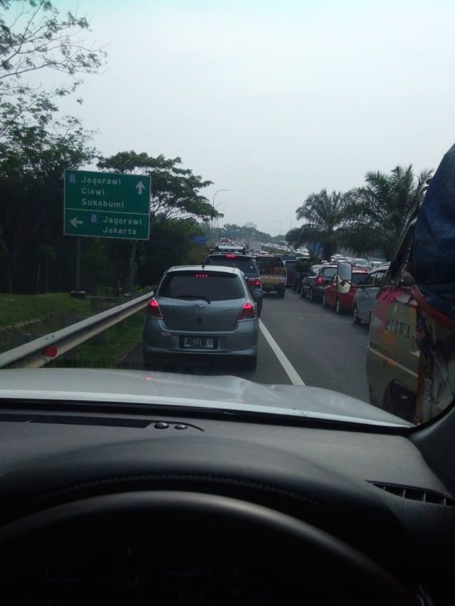Sejumlah kendaraan terjebak macet di Kawasan Sentul, Bogor. Foto: Arifin Asydhad/kumparan