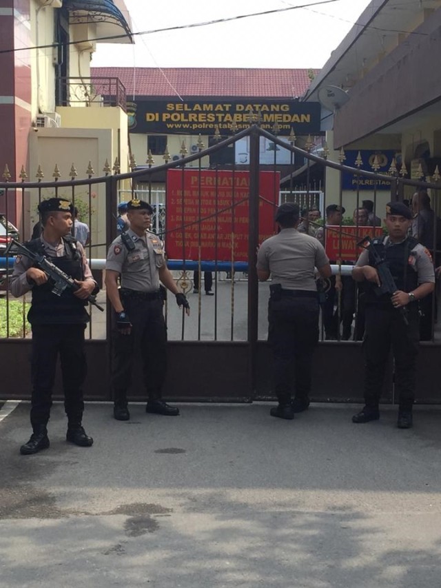 Polisi berjaga usai ledakan bom bunuh diri di halaman Polrestabes Medan. Foto: Rahmat Utomo/kumparan 