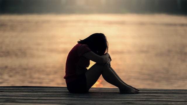 Ilustrasi seorang perempuan menyendiri. Foto: Pixabay