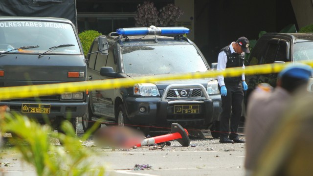 Polisi berjaga pascabom bunuh diri di Mapolrestabes Medan, Sumut, Rabu (13/11 Foto: AFP/ATAR