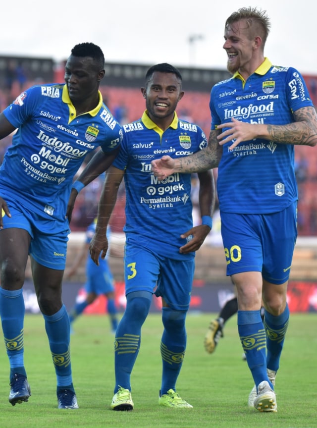 Ardi Idrus, Ezechiel N'Douassel, dan Kevin van Kippersluis melakukan selebrasi usai mencetak gol.  Foto: dok. Media Persib