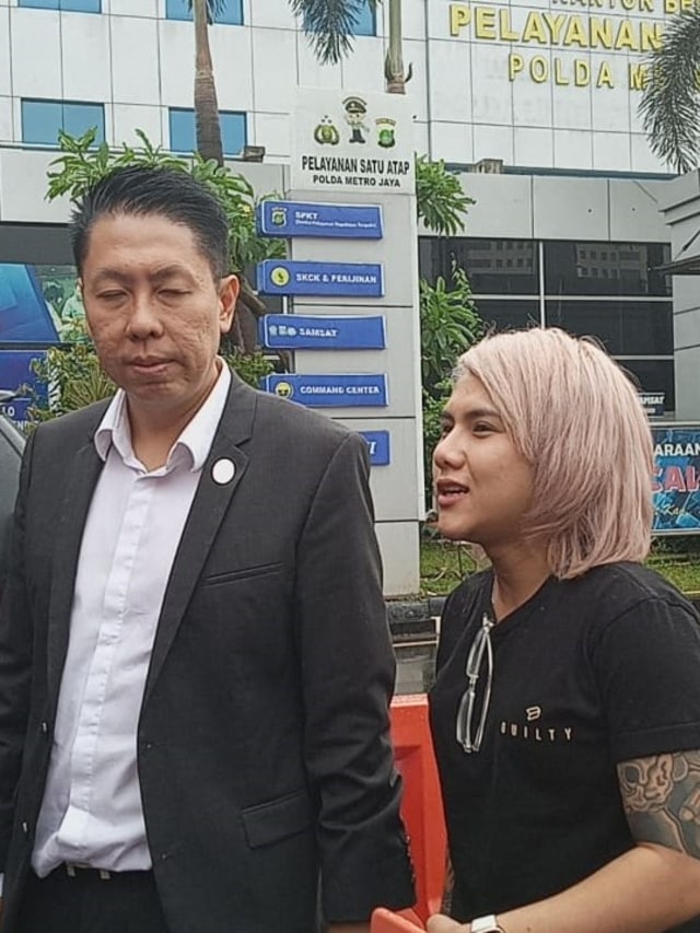 Evelyn Nada Anjani bersama kuasa hukumnya di Polda Metro Jaya. Foto: Giovanni/kumparan 