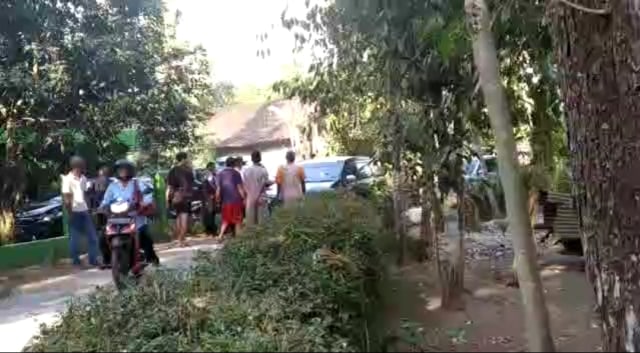 ﻿Sejumlah warga memaksa mundur umat yang baru datang untuk mengikuti Upacara odalan (peringatan) Maha Lingga Padma Buana di Dusun Mangir Lor, Desa Mangir, Kecamatan Pajangan, Bantul, Selasa (12/11/2019) sore. Foto: Istimewa.