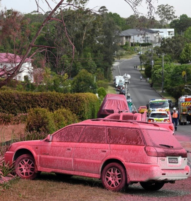 Cairan pencegah api berwarna pink di Turramurra, Australia Foto: AFP/Saeed Khan