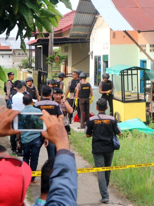 Warga berkerumun di kediaman pelaku bom bunuh diri di Polrestabes Medan.  Foto: Rahmat Utomo/kumparan