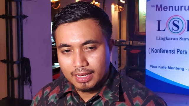 Peneliti LSI Denny JA Adjie Alfaraby di Pisa Cafe, Menteng, Jakarta Pusat, Rabu (13/11). Foto: Maulana Ramadhan/kumparan