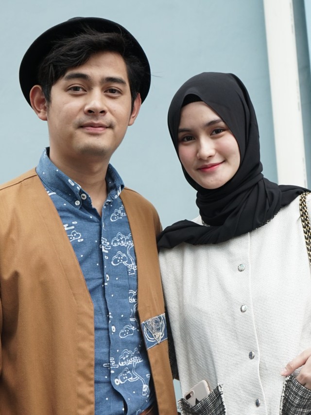 Artis sinetron Miqdad Addausy bersama istrinya Nadya Fricella saat ditemui di kawasan Tendean, Jakarta, Rabu, (13/11/2019). Foto: Ronny
