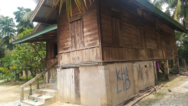 RUMAH ini merupakan tempat tinggal Ed, warga Desa Kuapan, Kecamatan Tambang, Kabupaten Kampar, Riau. Ed diduga membawa teman-temannya berlatih dan membuat kamp di hutan desanya. 
