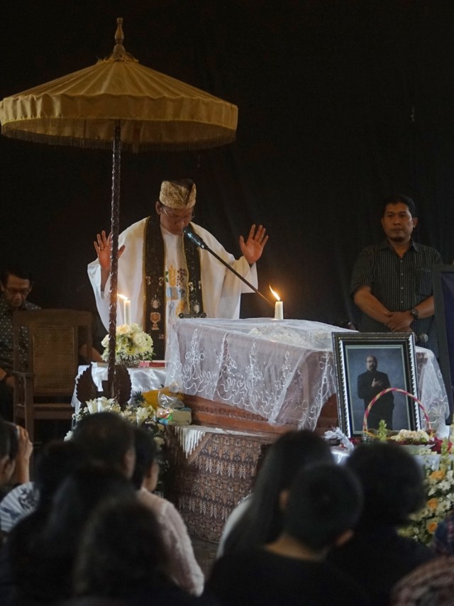 Prosesi pemakaman seniman Indonesia Djaduk Ferianto di Padepokan Seni Bagong Kussudiardja, Kasihan, Bantul, DI Yogyakarta, Rabu (13/11). Foto: ANTARA FOTO/Andreas Fitri Atmoko