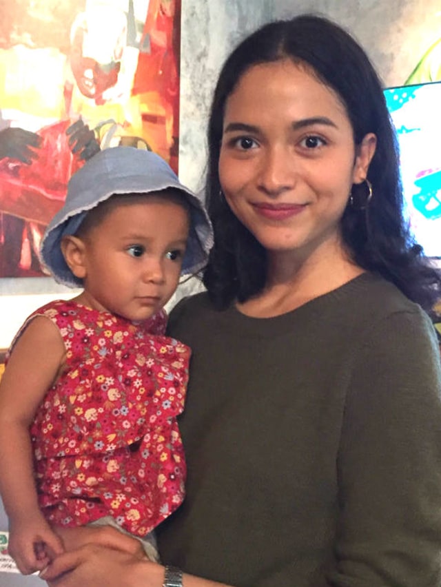 Putri Marino bersama anaknya, Surinala Carolina jarumilind. Foto: Dian Rosalina