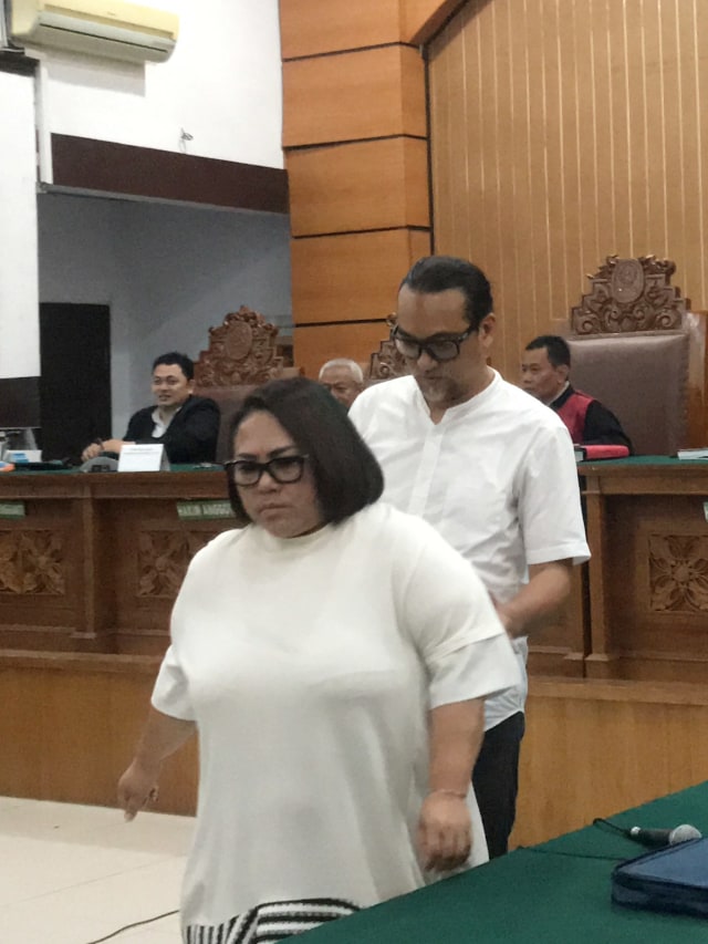 Komedian Nunung bersama suaminya usai menjalani persidangan di PN Jakarta Selatan, Rabu (13/11).  Foto: Regina Kunthi Rosary/kumparan