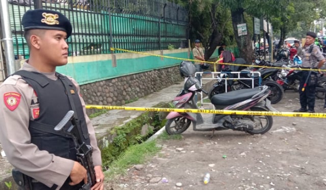 Motor pelaku dipasangi garis polisi. Foto : Istimewa