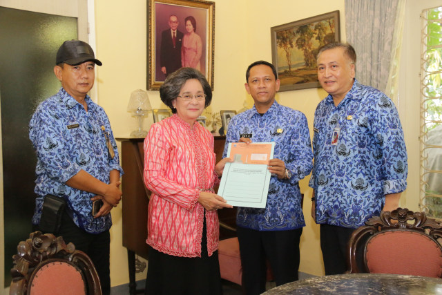 com-Pemprov DKI Bebaskan PBB-P2 Anak Bung Hatta. Foto: Dok. Diskominfotik DKI Jakarta.