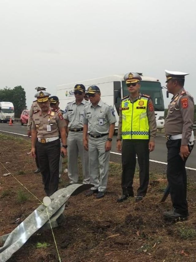 Polisi dan Jasa Raharja mengecek lokasi kecelakaan 2 bus di KM 117 Tol Cipali.  Foto: Dok. Jasa Raharja